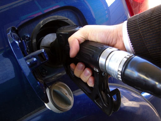 Anuncian ligero descenso en precio de los combustibles en Chile