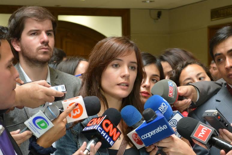 CAMILA VALLEJO EXIGE VERDAD Y JUSTICIA «AHORA» EN CASO DE 43 ESTUDIANTES DESAPARECIDOS EN MÉXICO