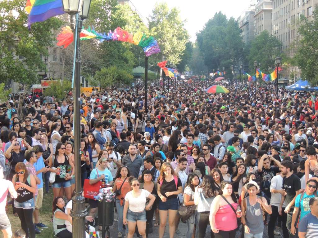 MAS DE 60 MIL PERSONAS REPLETAN EL PASEO BULNES EN LA IX GAY PARADE CHILE POR LAS FAMILIAS HOMOPARENTALES