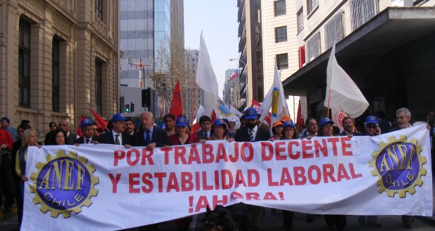Trabajadores públicos chilenos denuncian abandono estatal