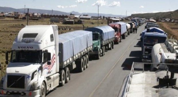 MILES DE CAMIONES BOLIVIANOS AGUARDAN POR INGRESAR A CHILE