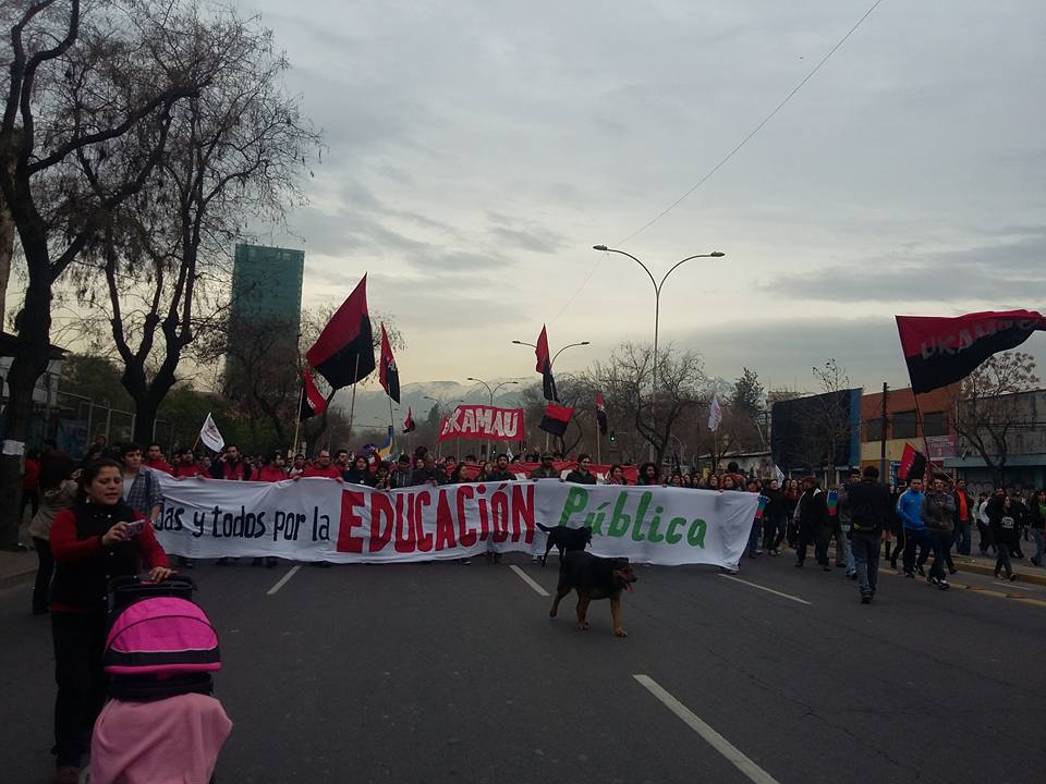 CAMIONEROS Y ESTUDIANTES PROTESTAN EN CHILE