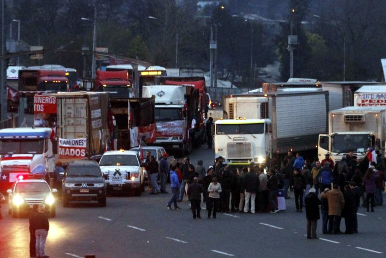 Camioneros chilenos continúan paro por tercer día consecutivo