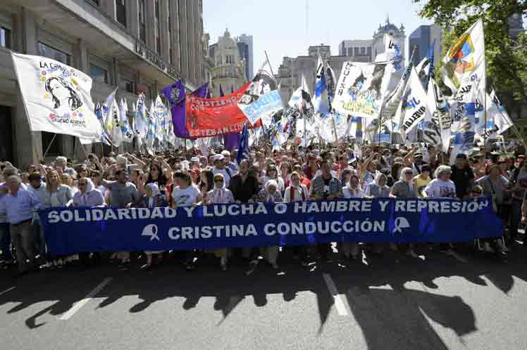 UNA MARCHA ARGENTINA DE RESISTENCIA CONTRA EL HAMBRE Y LA REPRESIÓN