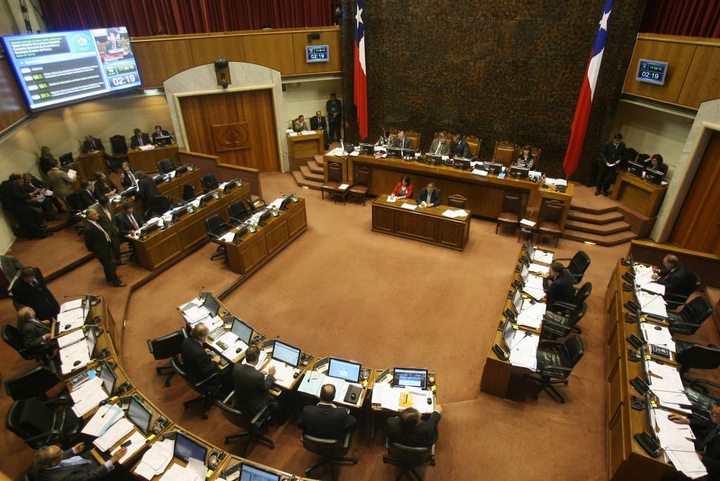 A debate en Senado de Chile polémicos temas en medio de crisis