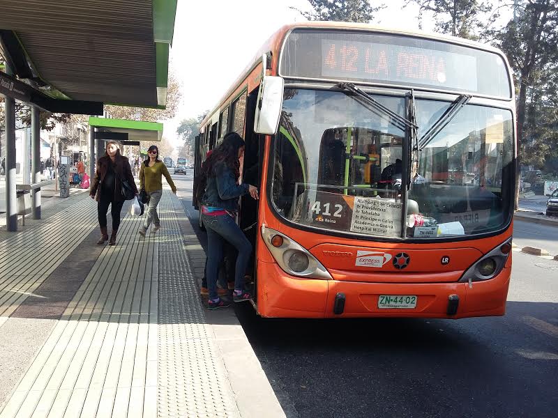 Expertos evalúan razones de la baja reducción de la movilidad en Santiago y proponen medidas para aumentarla