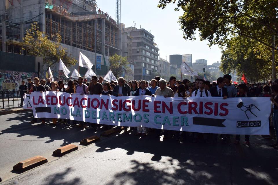 MILES DE ESTUDIANTES PROTESTAN CONTRA PROYECTO DE LEY