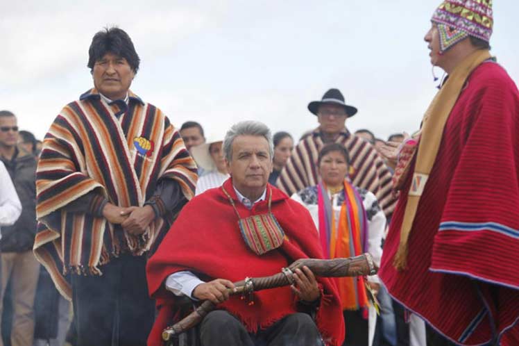 ENTREGAN INDÍGENAS BASTÓN ANCESTRAL A NUEVO PRESIDENTE DE ECUADOR