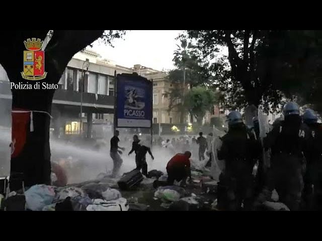 Roma: la polizia sgombera rifugiati da piazza Indipendenza, scontri