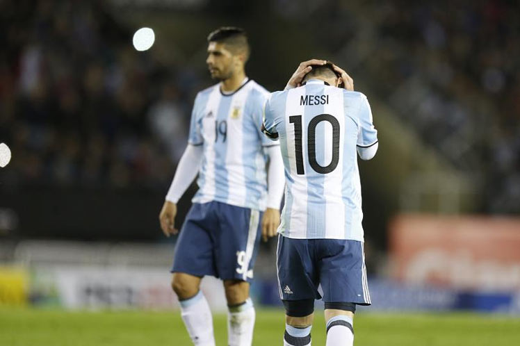 Argentina sufre en Qatar, pero no pierde la esperanza