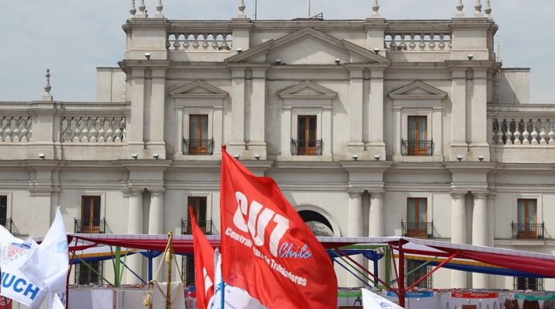 Gobierno y trabajadores negocian aumento salarial en Chile