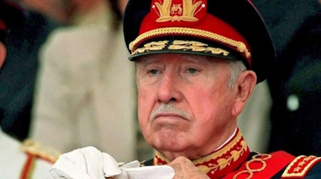 Diputado Tucapel Jiménez califica como «Cruel e inhumano» que Urrutia exhiba foto de Pinochet en la sala
