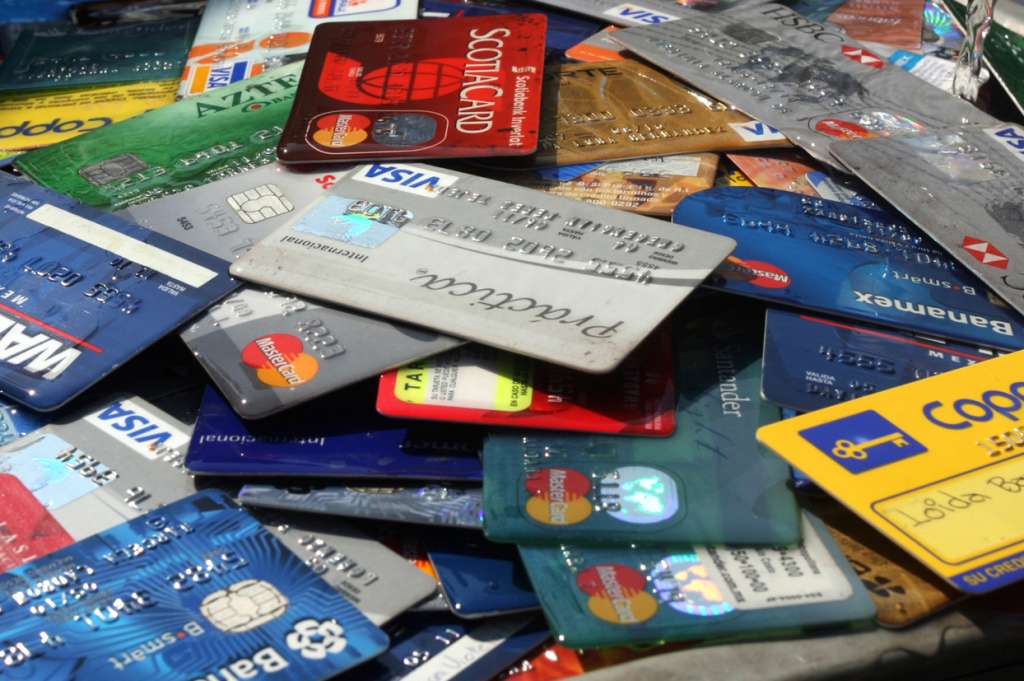 Experto aconseja evitar el endeudamiento, los créditos de consumo y limitar el uso de tarjetas