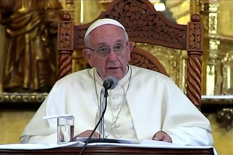 Papa Francisco afirma que en estos momentos Cuba es un símbolo