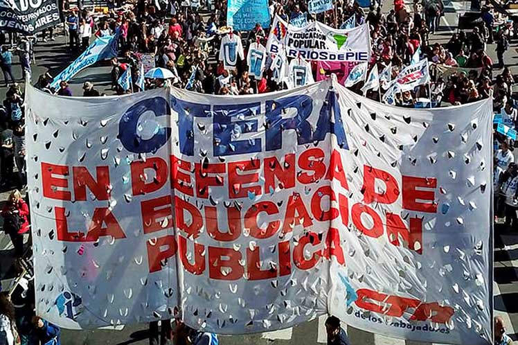 LA CRISIS EN ARGENTINA: DOCENTES EN PARO NACIONAL DE 72 HORAS