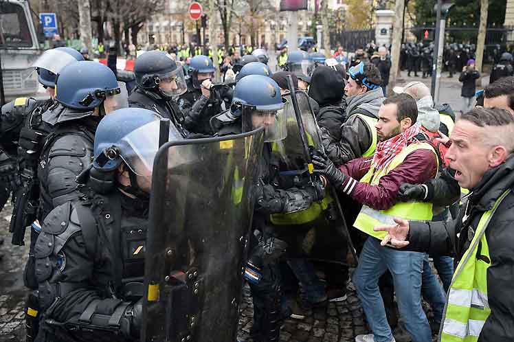 CRECEN CRÍTICAS A ACTUACIÓN POLICIAL EN PROTESTAS EN FRANCIA