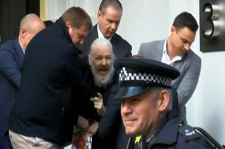 Justicia británica rechaza extradición de Assange a EE.UU.