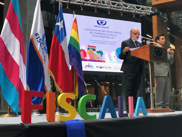 Fiscalía lanza observatorio de violencia contra personas lgbti e iza bandera de la diversidad