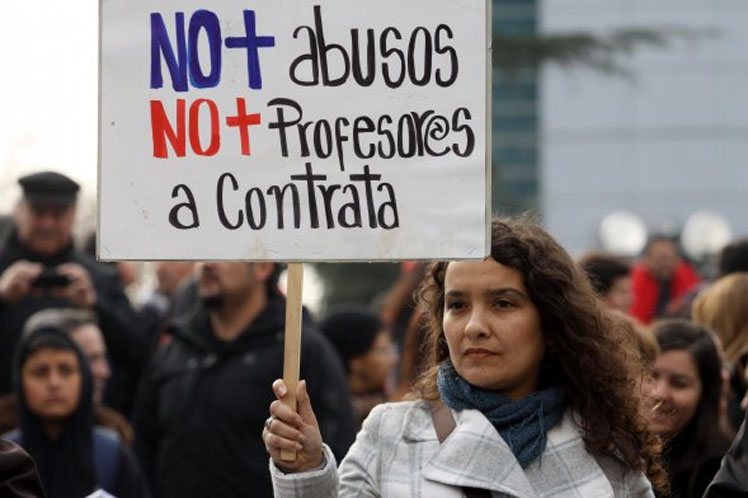 Con creciente respaldo docentes chilenos realizan enorme marcha