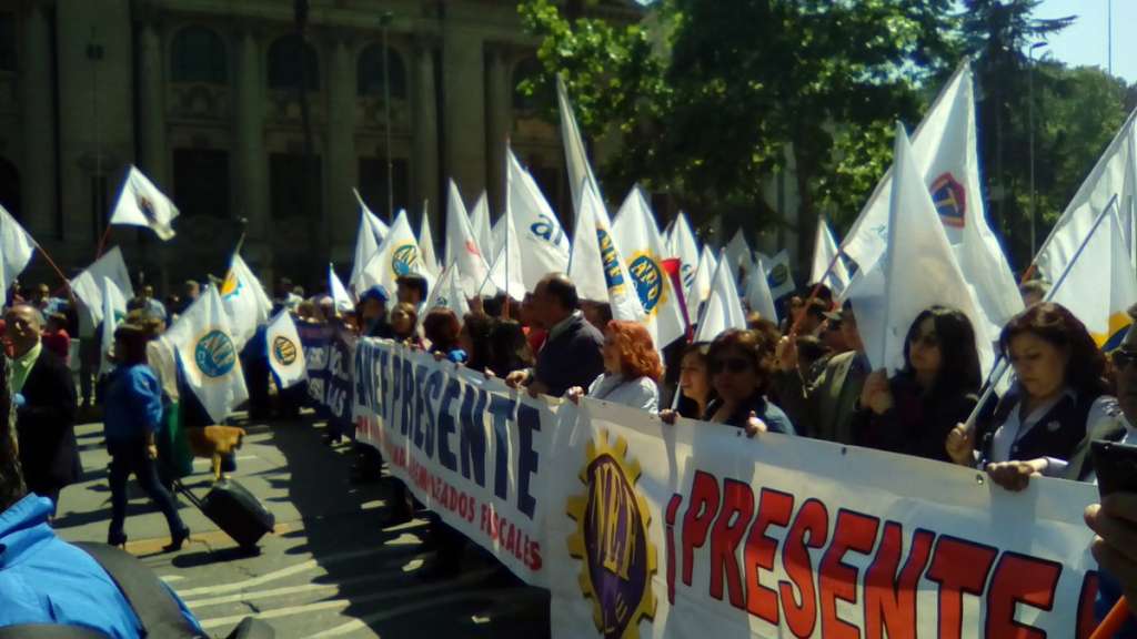 Se organiza resistencia gremial contra intento de Piñera de fusionar Ministerios de Bienes Nacionales y Vivienda
