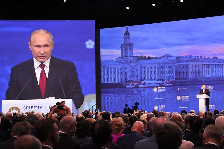 Putin llama a adaptar economía a nueva realidad, sin imposiciones