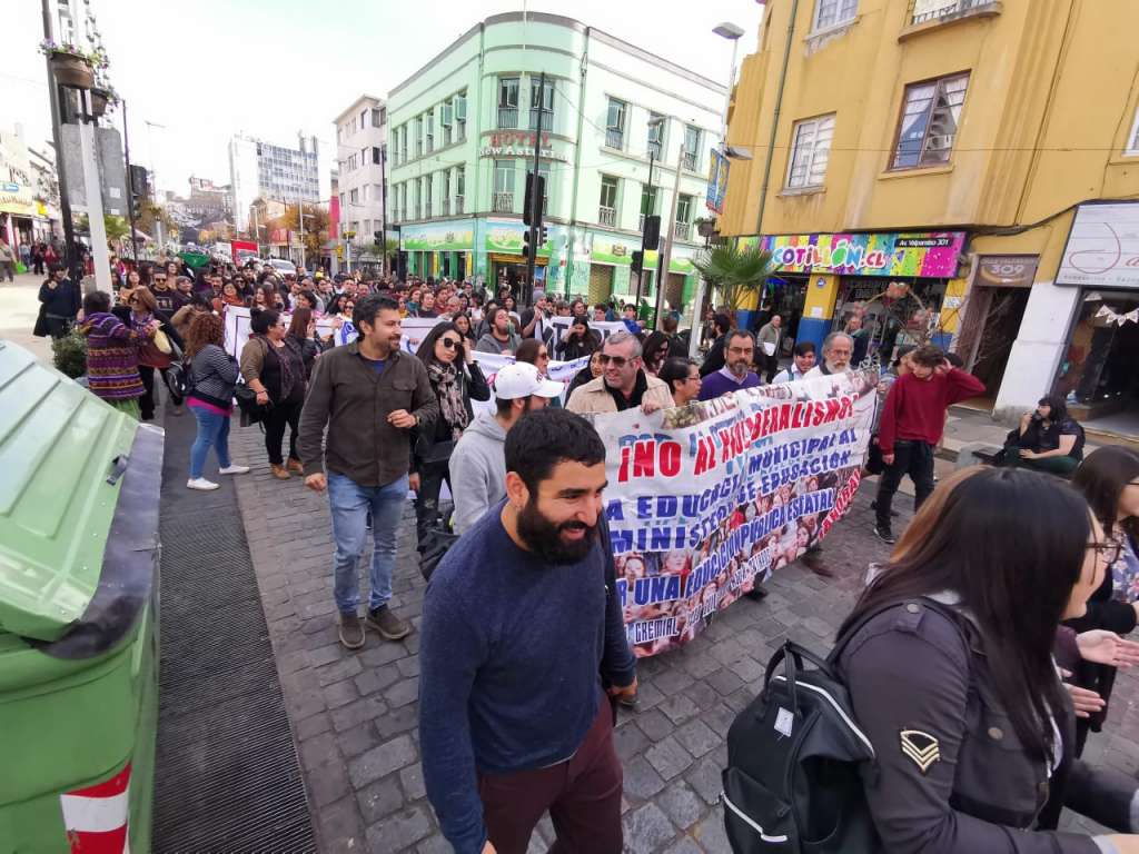 Con numerosas marchas continúa paro de docentes en Chile