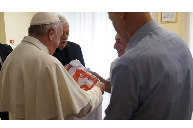 Papa Francisco recibe camiseta por la libertad de Lula