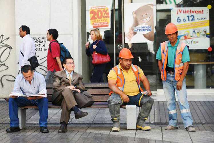 Gran desempleo contradice augurios de tiempos mejores en Chile