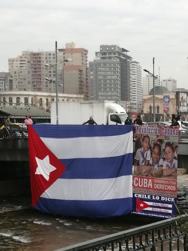 Bandera de Cuba ondea sobre el río Mapocho en Chile