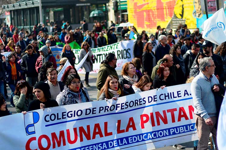 Paro general: miles de docentes marchan por las alamedas por educación pública