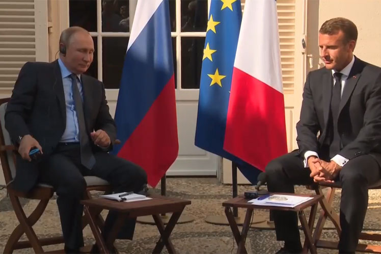 Macron y Putin chocan sobre temas de derechos humanos
