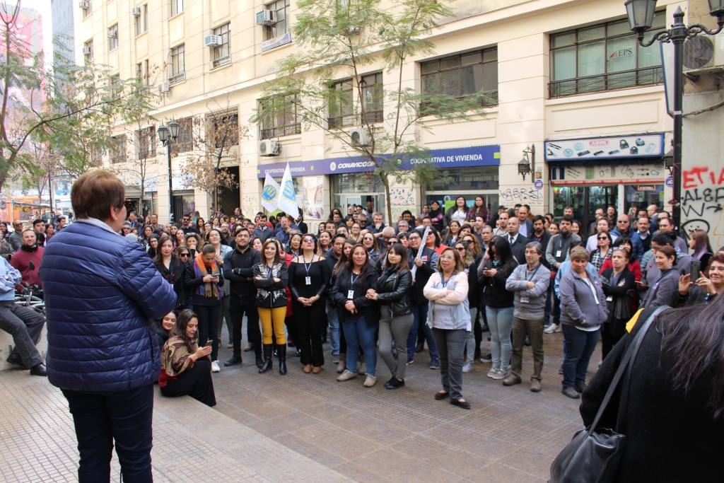 Funcionarios de Ministerios de Vivienda y Bienes Nacionales se movilizan contra iniciativa de Piñera