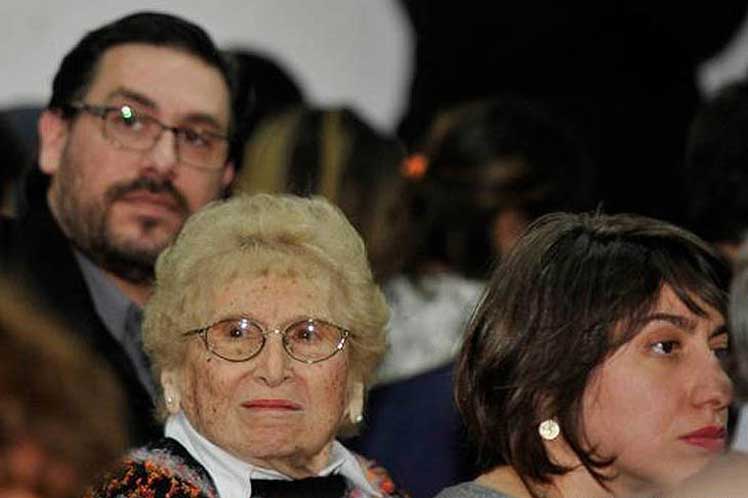 Abuelas de la Plaza de Mayo felicitan a su longeva Rosa Roisinblit