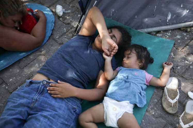 EE.UU. anuncia regla para detener por más tiempo a familias migrantes
