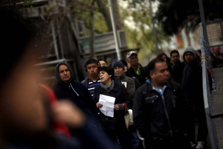 Encuesta: amplia mayoría de chilenos respalda reducción de jornada laboral