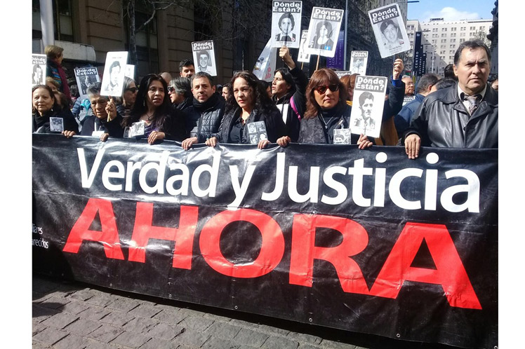 A pesar del silencio oficial Chile recuerda al Presidente Salvador Allende
