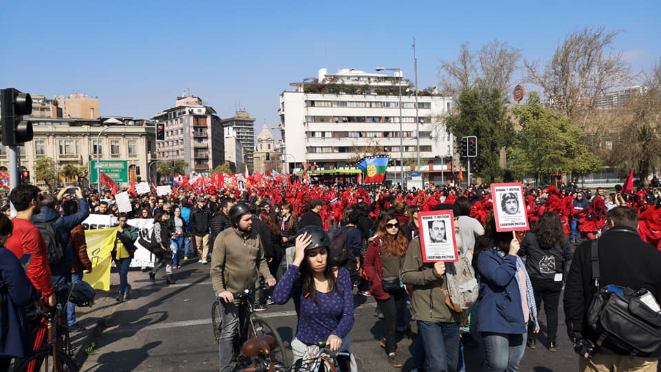 Decenas de miles de chilenos recuerdan golpe de Estado y exigen justicia