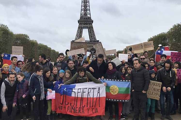 Chilenos en Francia demandaron renuncia de Sebastián Piñera
