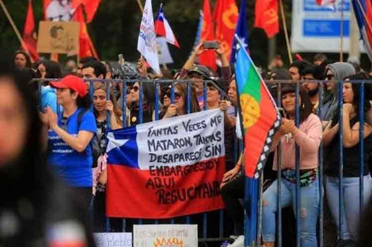 Chilenos marchan frente a La Moneda en jornada de Paro Nacional