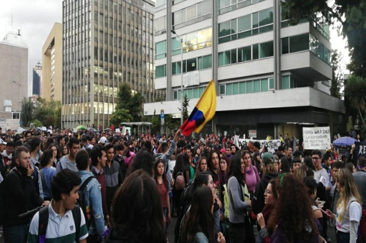 Centenares de miles de personas protestan en las calles de Colombia
