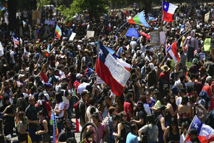 Mayoría considera al Estado de Chile distante y maltratador