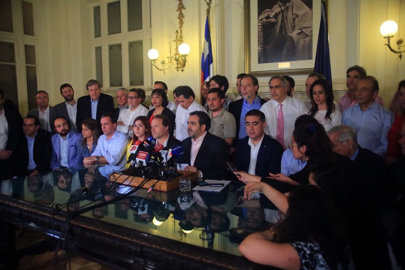 Pacto partidista en Chile por nueva Constitución genera polémica