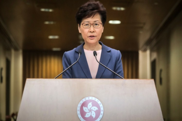 Más de 600 personas salen de universidad ocupada en Hong Kong