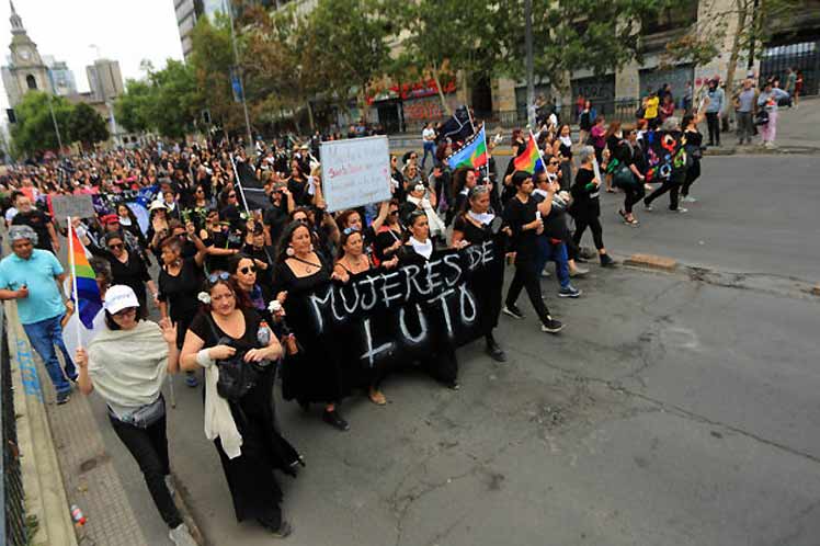 Mujeres de luto marchan en Chile en nuevas acciones de protesta