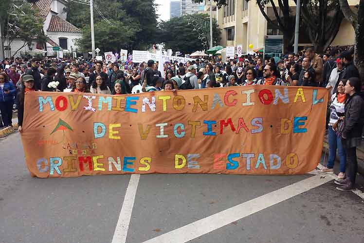 Miles en las calles de Colombia rechazan políticas del gobierno