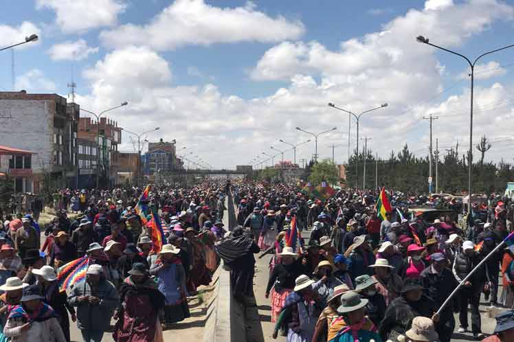 Manifestantes exigen restablecimiento de la democracia en Bolivia