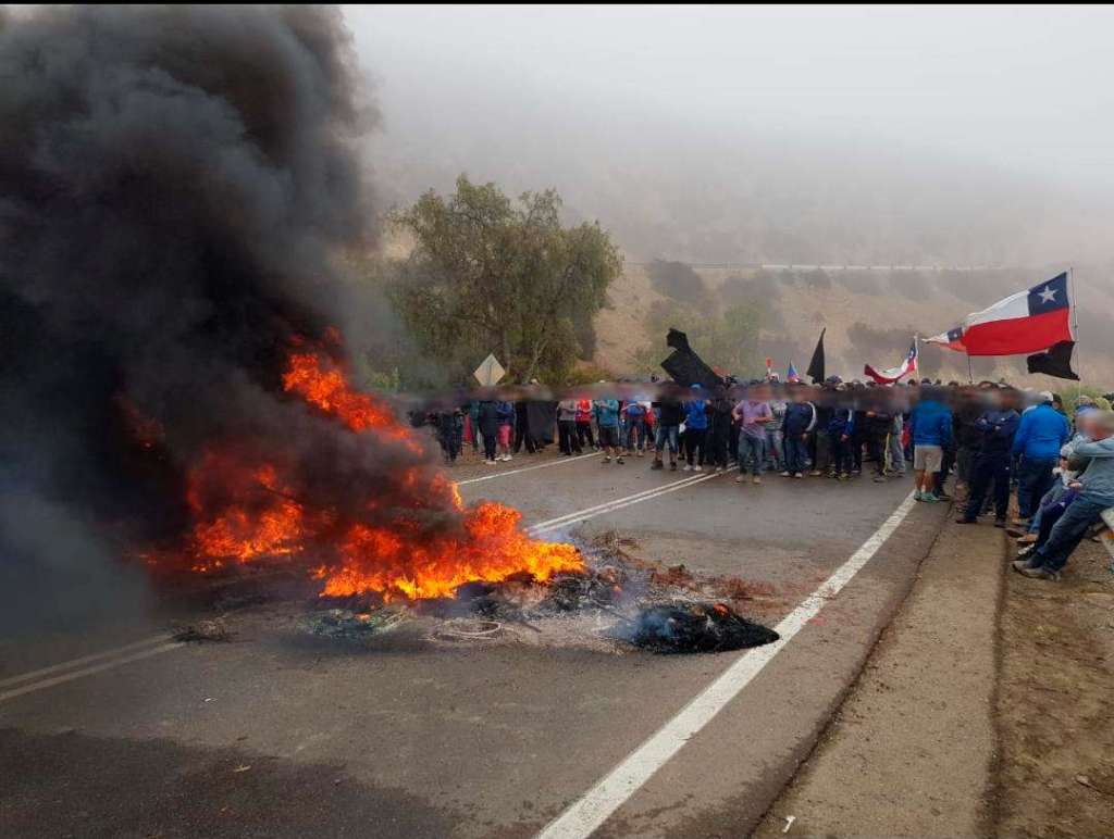 Tras 39 días en huelga trabajadores de minera Teck Carmen cortan carretera