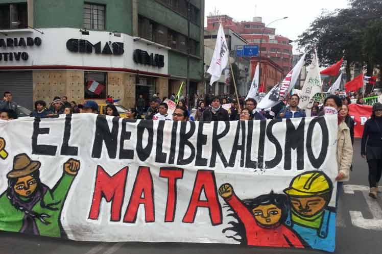 Por Ivette Fernández: Democracia en Latinoamérica es incompatible con modelo neoliberal