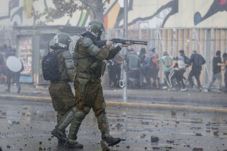 Protestan en Chile por joven herido con bomba lacrimógena
