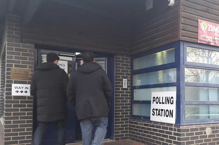 Británicos acuden a las urnas para elegir un nuevo Parlamento